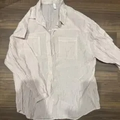 薄いピンクの長袖シャツ