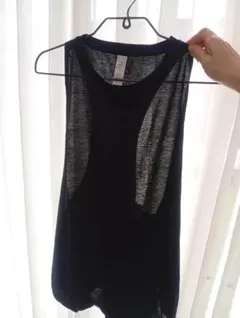 新品！ 未使用 タンクトップ ヨガウェア オープンバック 美背中 黒スリム見え