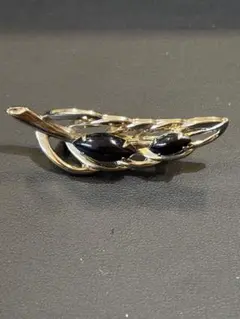 ゴールドとブラックのリーフブローチ