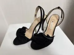 DIANA ブラック フリルサンダル