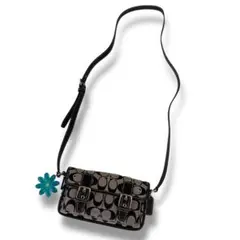 美品　コーチ　ショルダーバッグ　シグネチャー　斜めがね　チャーム付き　ブラック