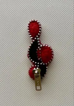 ハンドメイド　ジッパーブローチ 音符　赤黒