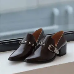 メタルバックル付きシューズ