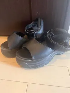 ブラック 厚底ストラップサンダル