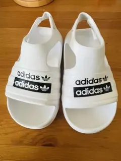 adidas ホワイト サンダル