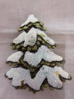 JJ★雪が積もったクリスマスツリーのブローチ（jjtree1)