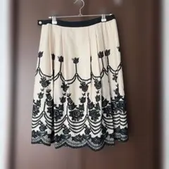 【Rey Beams】セレモニーにも⭐︎ フラワー刺繍 ベージュ フレアスカートのサムネイル