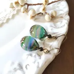 手作り雫ガラスの一粒ピアス/イヤリング グリーン ブラウン 玉虫色 シンプル 緑