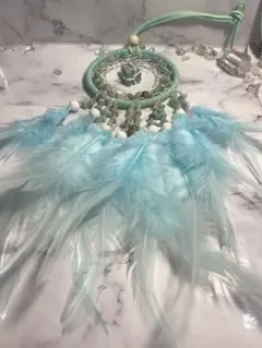 アマゾナイトをふんだんに使用したブルーの羽毛たっぷりドリームキャッチャー　良い夢