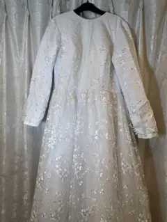 刺繍入り白レースウェディングドレス