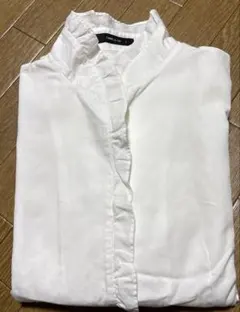 コムサイズムのフリルスタンドカラーのトップス