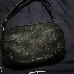 印傳屋ブラック花柄エンボスショルダーバッグ