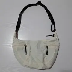 ホワイト ショルダーバッグ ジッパーポケット付き