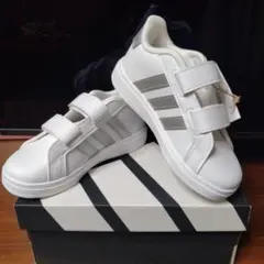 新品タグ付き　adidasスニーカー サイズ　15㌢ ホワイト＆シルバー