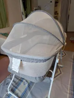 모기장이 달린 휴대용 아기 침대
