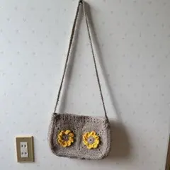 グレーの編み物バッグ（花モチーフ付き）