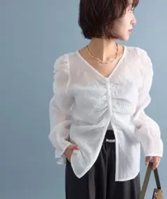 mystic Vシャーリングブラウス