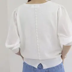 美品　フレディエミュ　袖タック　シアー後ろパールボタンニット　オフホワイトのサムネイル