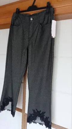 新品　44サイズ レース装飾付きクロップドパンツ 黒系のサムネイル