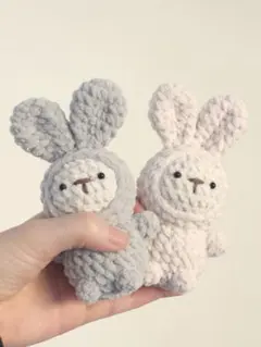 着ぐるみうさぎ (灰色) あみぐるみキーホルダー