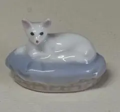 アンティーク　ミニチュア猫置物　マイセン風陶器　陶磁器　飾り物　ねこオブジェ