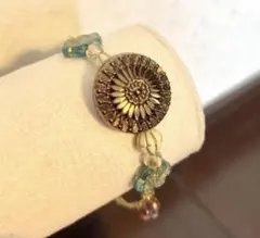 シャネルのビンテージボタン 使用 ビーズとリーフモチーフのブレスレット