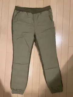 太もも前面に中綿入りジョガーパンツ ナイロン製