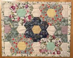 マ*コ様 お値下げしました。 手づくり　パッチワークキルト　六角つなぎ