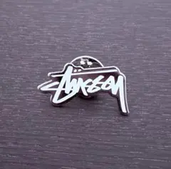 Stüssy ステューシー ロゴ ピンバッジ シルバー