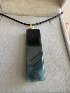 (1460) 天然翡翠Aジェット　柱型ペンダント ネックレス 革紐付き