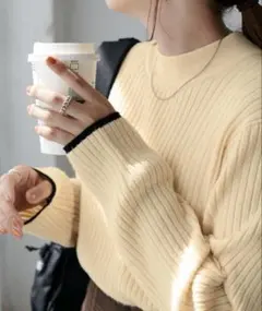 美品　DISCOAT モチモチリブパイピング　ハイネックニット　アイボリー