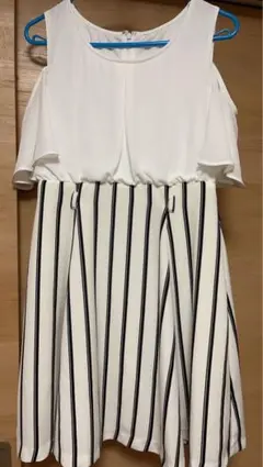 オフショルダー ホワイト ストライプ ワンピース　CECIL McBEE