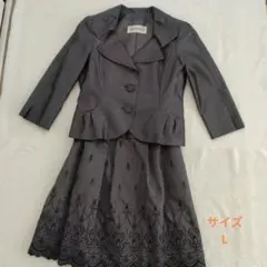 グレー スカートスーツ ボタン付きジャケット