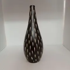 黒と白の細長い花瓶