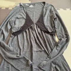 グレーの長袖Vネックトップス