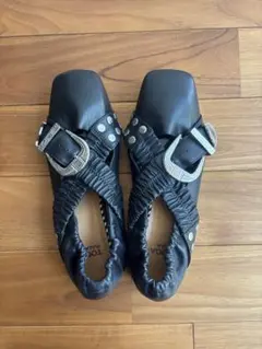 toga pulla トーガプルラ　バックルストラップ フラットシューズのサムネイル