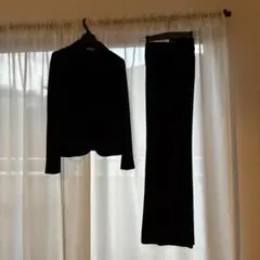 黒のジャケットとパンツのセットアップ　フォーマルスーツ　マイケルコース