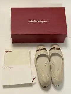 フェラガモ　オフホワイト　ゴールドリボン　訳あり　保存袋未使用