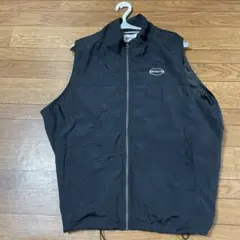 黒いノースリーブベスト