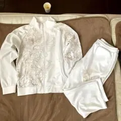 ホワイト刺繍ジャージセット