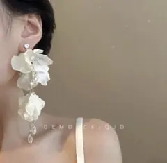 ロングピアス フラワーモチーフ ホワイト　ブライダル　結婚式　大振り