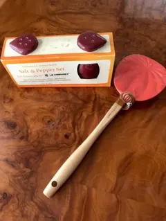 ［新品］LE CREUSET Salt & Pepper &スパチュラのセットのサムネイル