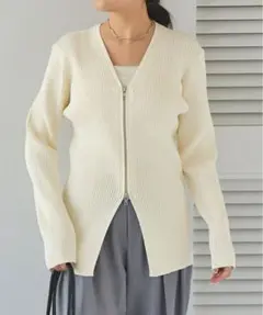 新品　美品　未使用　カーディガン　ニット　スリム　titivate 白　ホワイトのサムネイル