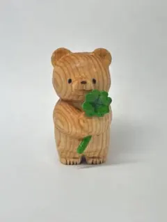 クマちゃん「四つ葉見つけたよ！」 木彫りの熊
