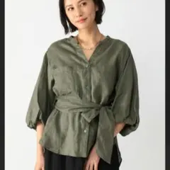 ヨーコモリモト】軽やかシアー素材を纏う タックデザイン ブラウス 
