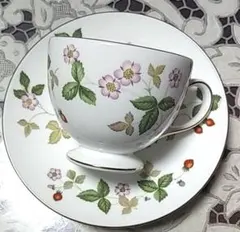 ウェッジウッドワイルドストロベリーティーカップ&ソーサー