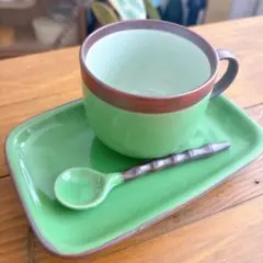 グリーンのカップとソーサー、スプーン付き