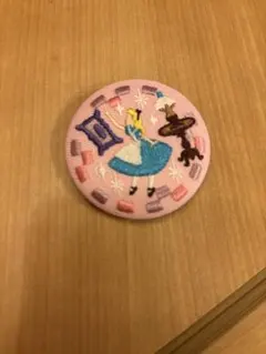 ディズニー刺繍缶バッジ　不思議の国のアリス