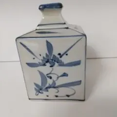 青い花模様の四角形花瓶