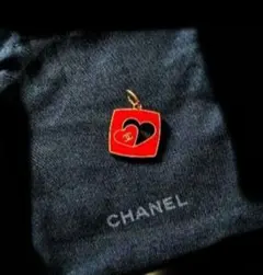 新品未使用　限定　シャネル　CHANEL ハート チャーム ゴールド レッドのサムネイル